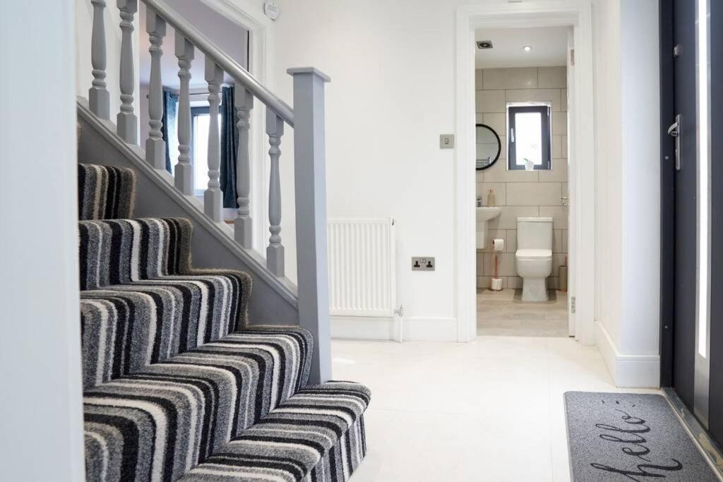 Home From Home - 4 Double Bed House With Parking Slough Eksteriør billede