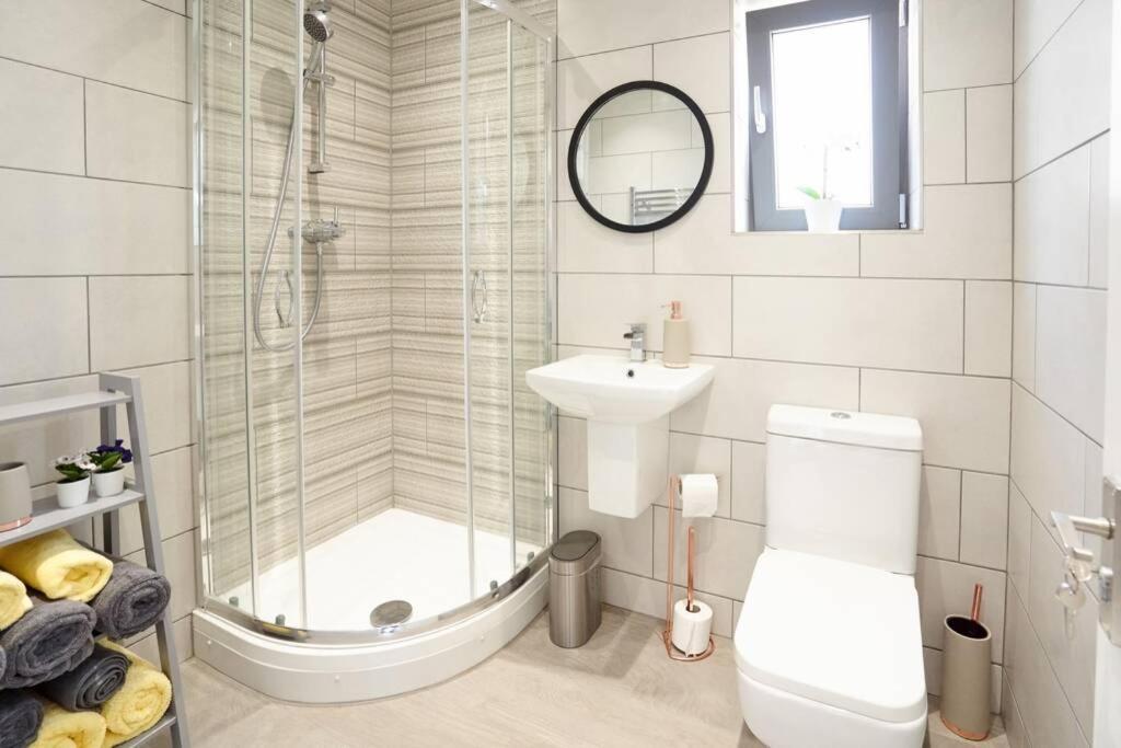 Home From Home - 4 Double Bed House With Parking Slough Eksteriør billede