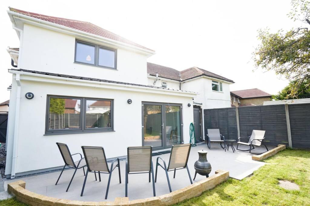 Home From Home - 4 Double Bed House With Parking Slough Eksteriør billede