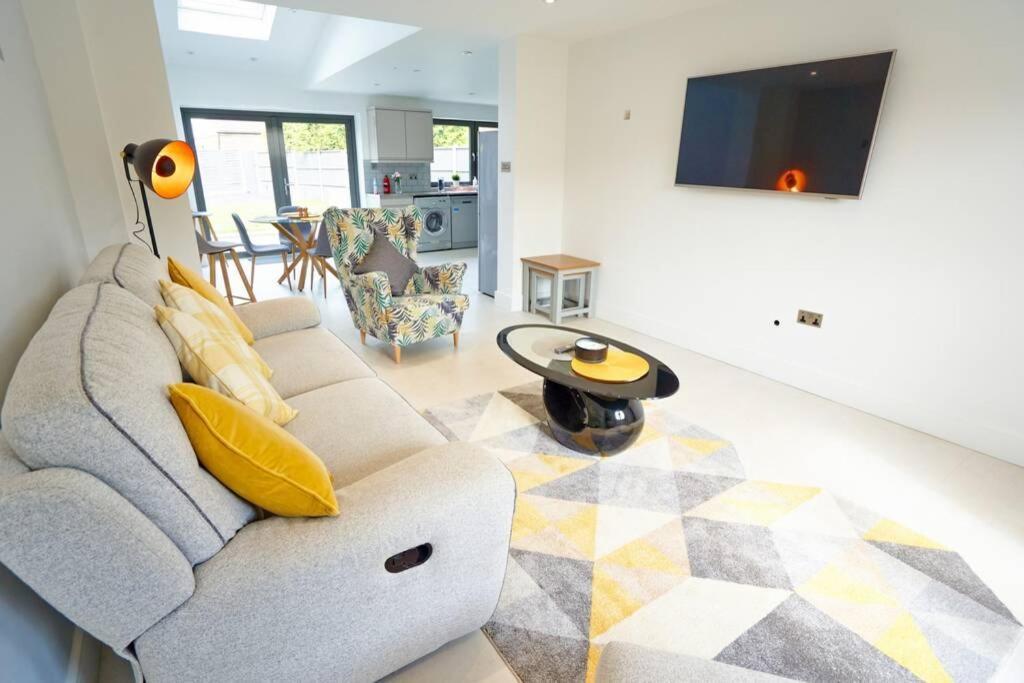 Home From Home - 4 Double Bed House With Parking Slough Eksteriør billede